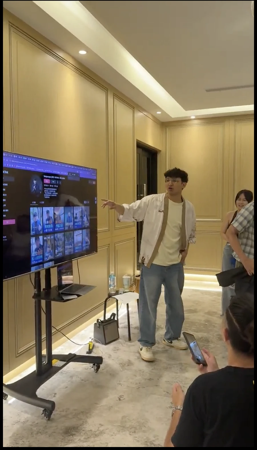 實戰班現場，蟬師把學員的短影音帳號投到大螢幕上，指著一整排作品逐支講問題在哪